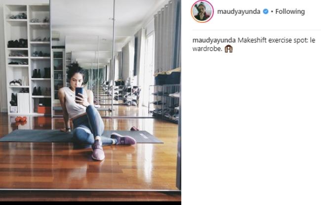 Seksi dengan knot tank top dan legging. (Instagram/@maudyayunda)