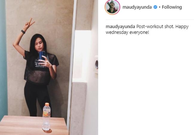 Maudy Ayunda tampil kece dengan t-shirt jaring-jaring. (Instagram/@maudyayunda)