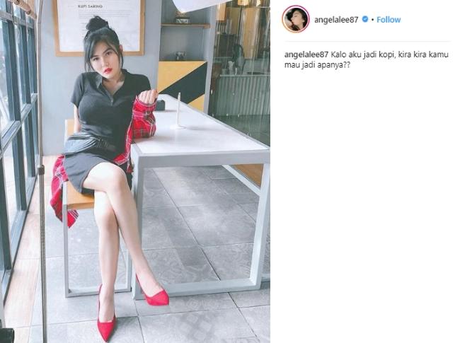 Gaya seksi Angela Lee dengan mini dress. (Instagram/@angelalee87)