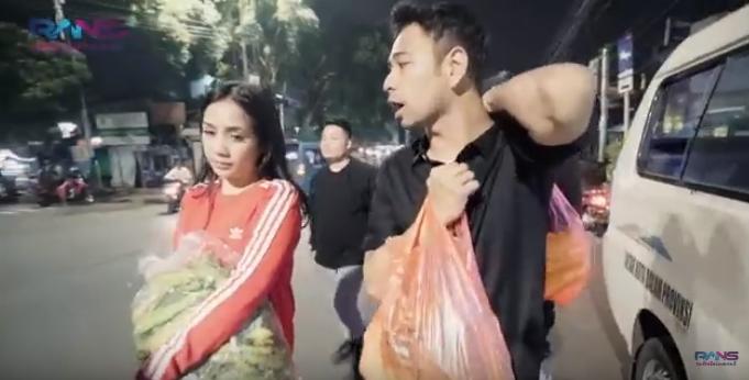 Raffi Ahmad dan Nagita Slavina berhasil membeli sayuran. (Youtube/@RANSEntertainment)