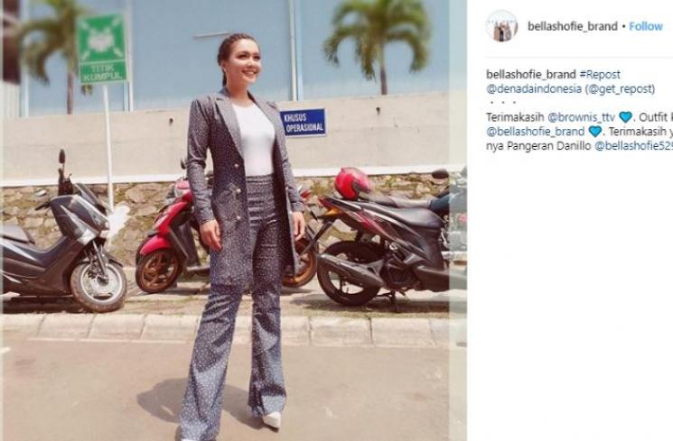 Denada tampil kasual elegan dengan set blazer dan pants karya Bella Shofie. (Instagram/@bellashofie_brand)