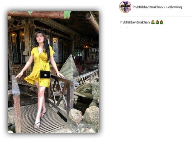 Gaya seksi Hilda Vitria dengan mini dress. (Instagram/@hvkhildavitriakhan)