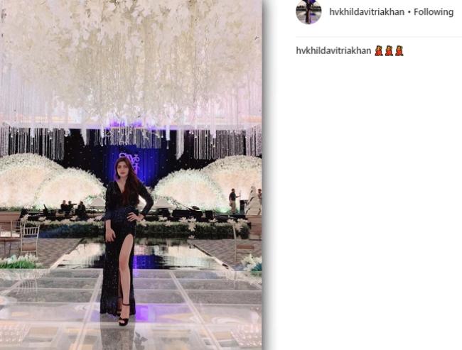 Hilda Vitria dengan dress glamor seksi belahan tinggi. (Instagram/@hvkhildavitriakhan)
