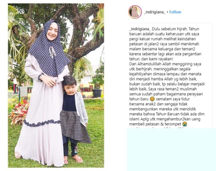 Indri Giana tampil unik dengan busana syar'i polkadot. (Instagram/@_indrigiana_)