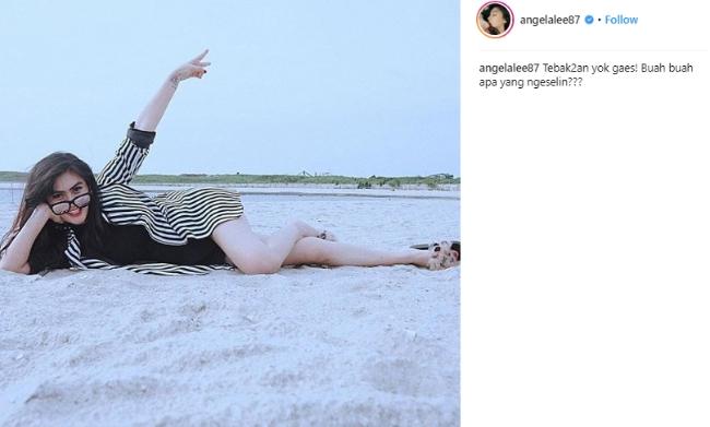 Angela Lee berpose dengan mini dress dan outer. (Instagram/@angelalee87)
