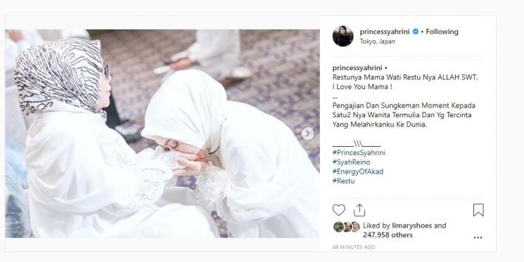 Syahrini sungkem ibundanya. (Instagram/@princessyahrini)