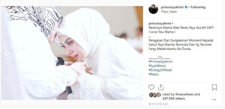 Syahrini sungkem ibundanya. (Instagram/@princessyahrini)