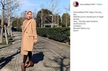 Rina Zaelani bergaya dengan busana coat. (Instagram/@rina.rosdiana.7547)