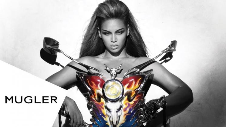 Beyonce dengan aksesori dress stang dan spion motor koleksi mode Mugler. (Youtube/@Mugler)