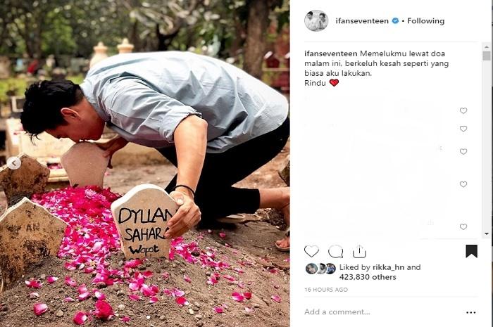 Ifan Seventeen berziarah ke makam Dylan Sahara (Instagram @ifanseventeen)