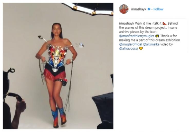 Irina Shayk melakukan pemotretan dengan model dress stang dan spion motor. (Instagram/@irinashayk)