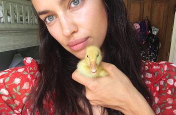 Alamak, Irina Shayk Pakai Dress Model Stang dan Spion Motor saat Pemotretan