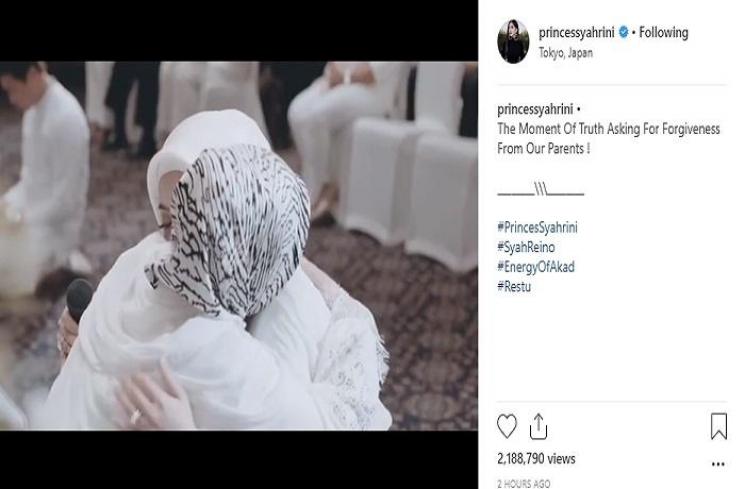 Syahrini memeluk ibunda (Instagram @princessyahrini)
