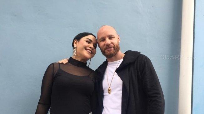 Melaney Ricardo dan Tyson, di kawasan Mampang (7/3/2019). [Wahyu Tri Laksono/Suara.com]
