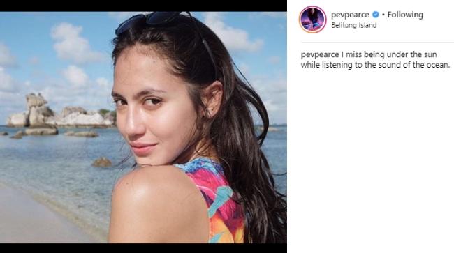 Pevita Pearce bergaya di pantai. (Instagram/@pevpearce)