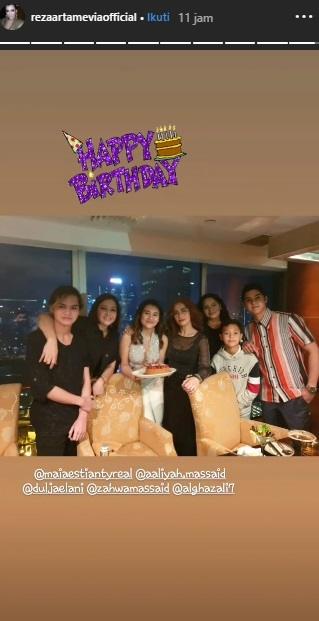 Potret kehangatan keluarga Dul Jaelani dan Aaliyah Massaid bertemu. (Instagram/@rezaartameviaofficial)