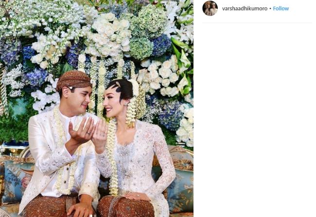 Varsha Strauss tampil memikat dengan kebaya Jawa. (Instagram/@varshaadhikumoro)