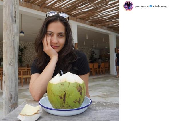 Tampil manis, Pevita Pearce tak bermakeup. (Instagram/@pevpearce)