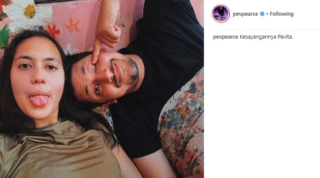 Berpose konyol dengan sang kakak. (Instagram/@pevpearce)