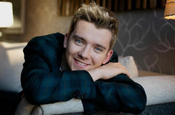5 Potret Asa Butterfield Pemeran Otis di Sex Education