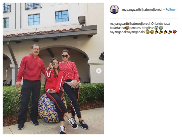 Tampil sporty dengan busana nuansa merah. (Instagram/@mayangsaritrihatmodjoreal)