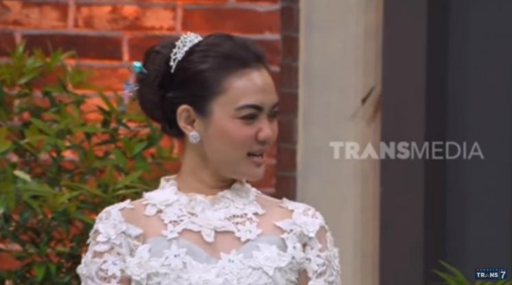 Rina Nose parodikan Syahrini. (YouTube/TRANS7 OFFICIAL)