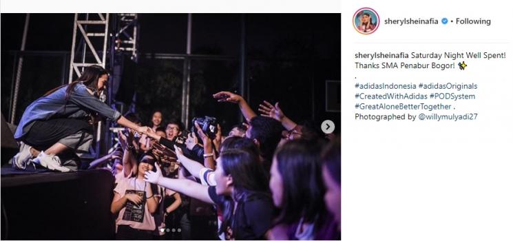 Aksi Sheryl Sheinafia di atas panggung. (Instagram/@sherylsheinafia)