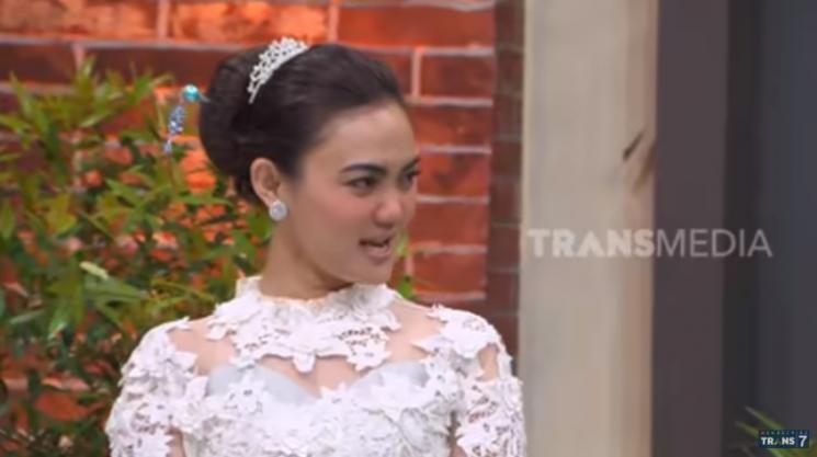 Rina Nose parodikan Syahrini. (YouTube/TRANS7 OFFICIAL)