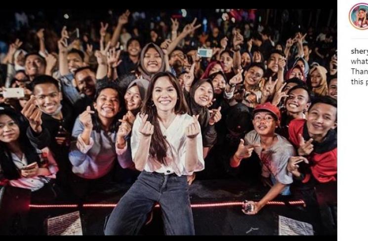 Aksi Sheryl Sheinafia di atas panggung. (Instagram/@sherylsheinafia)