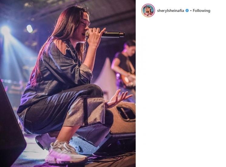 Aksi Sheryl Sheinafia di atas panggung. (Instagram/@sherylsheinafia)