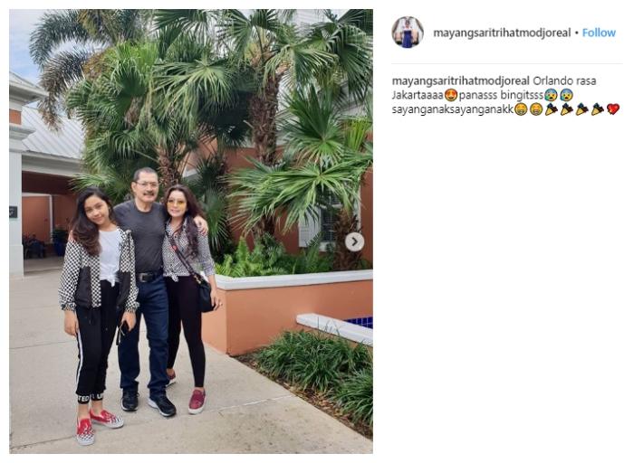 Mayangsari dan Khirani tampil serba monokrom dan motif kotak-kotak. (Instagram/@mayangsaritrihatmodjoreal)