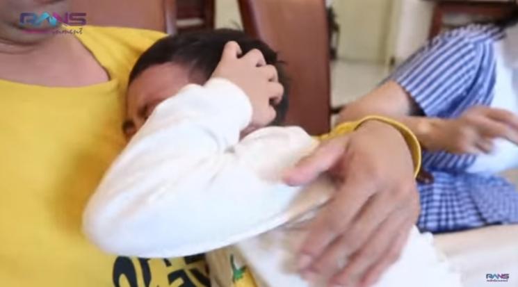 Rafathar saat terbentur dan menangis. (Youtube/@RANSEntertainment)