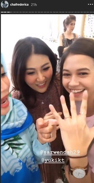 Yuki Kato pamer cincin. (Instagram/@chafrederica)