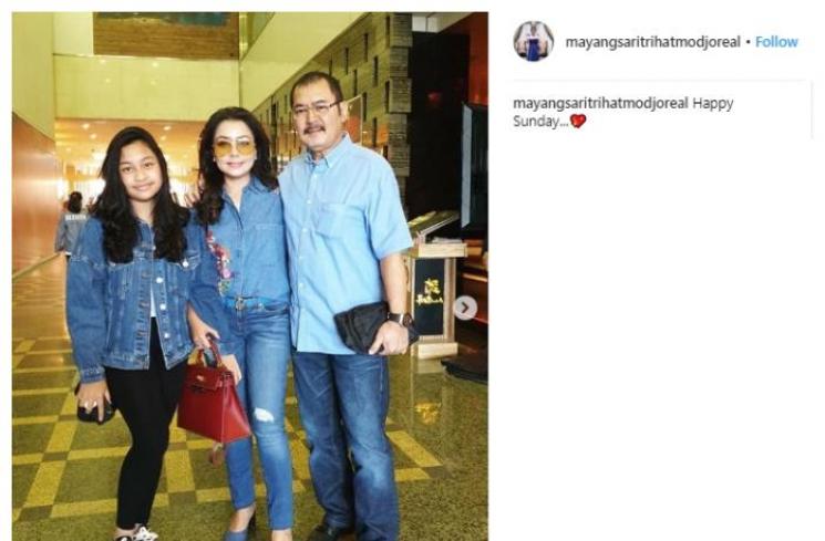 Mayangsari, Khirani Trihatmodjo dan Bambang Trihatmodjo tampil serba jeans. (Instagram/@mayangsaritrihatmodjoreal)