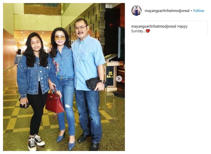 Mayangsari, Khirani Trihatmodjo dan Bambang Trihatmodjo tampil serba jeans. (Instagram/@mayangsaritrihatmodjoreal)