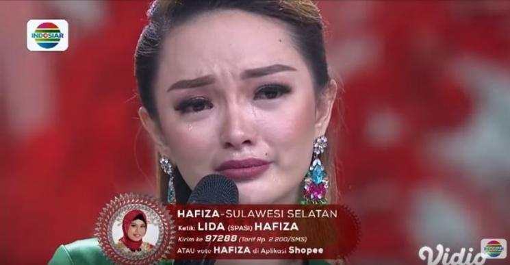 Nassar melamar Zaskia Gotik di atas panggung LIDA 2019. (YouTube)
