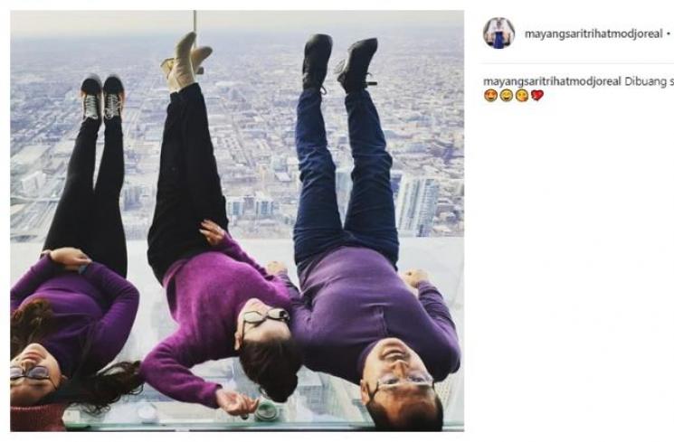 Kompak dengan busana nuansa ungu. (Instagram/@mayangsaritrihatmodjoreal)