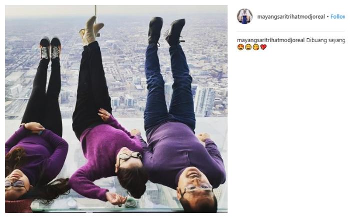 Kompak dengan busana nuansa ungu. (Instagram/@mayangsaritrihatmodjoreal)