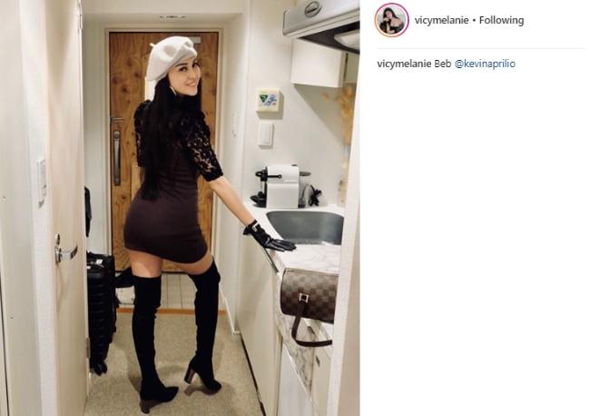 Vicy Melanie tampil seksi dengan mini dress. (Instagram/@vicymelanie)