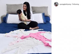 5 Potret Keluarga Kecil Kahiyang Ayu, Sedah Mirah yang Ekspresif Banget