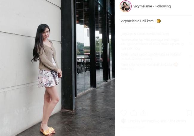 Dress dan outer ala Vicy Melanie. (Instagram/@vicymelanie)