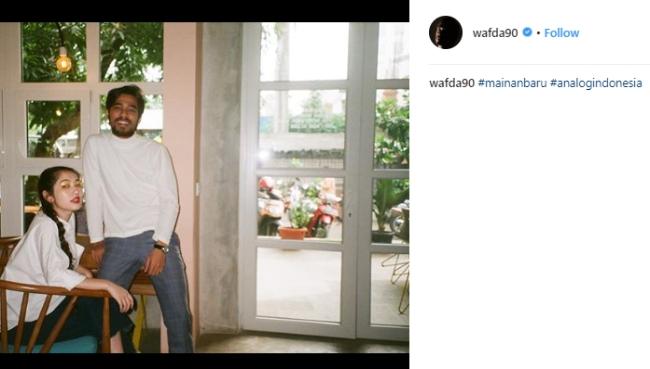 Devina Aureel dan Wafda Saifan kompak pakai baju putih. (Instagram/@wafda90)