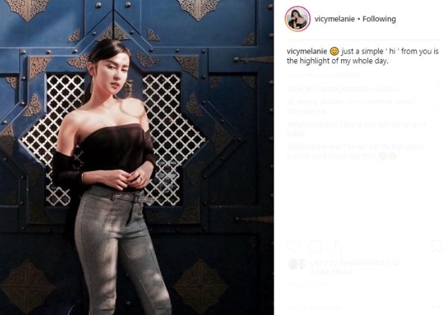 Vicy Melanie tampil seksi dengan strap top. (Instagram/@vicymelanie)