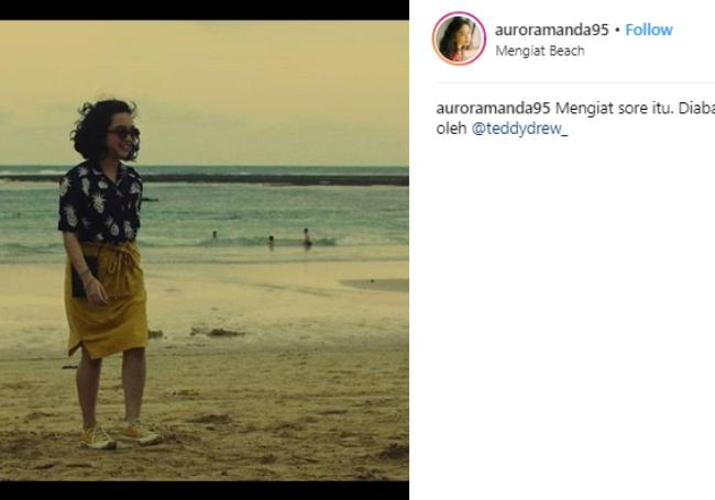 Rachel Amanda ke pantai. (Instagram/@auroramanda95)