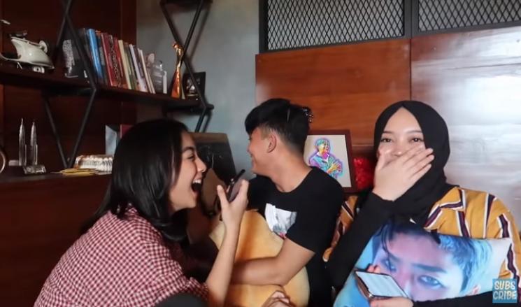 Rizky Febian dan Azalia Bianda malu-malu menjawab pertanyaan. (Youtube/@PutriDelina)