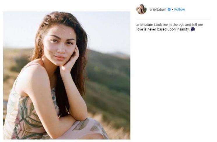 Tampil seksi dengan dress tanpa lengan. (Instagram/@arieltatum)