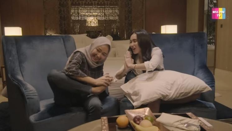 Caca tirukan kebiasaan buruk Ayu Ting Ting. (Youtube/@QissYouTV)