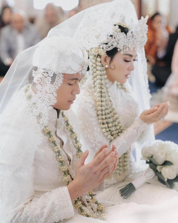 Syahrini kenakan siger karya Rinaldy Ayunardi. [Instagram]
