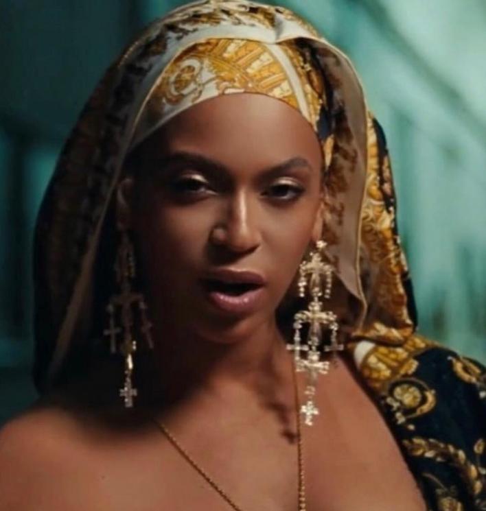Beyonce kenakan turban karya Rinaldy Ayunardy. [Instagram]