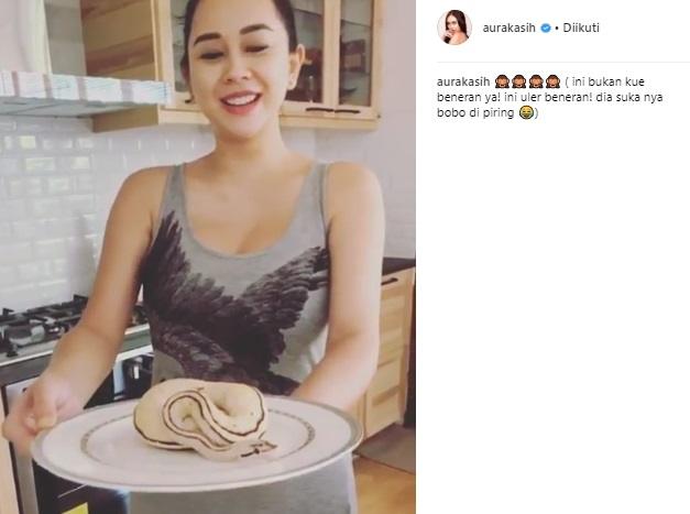 Aura Kasih mainan ular. (Instagram/@aurakasih)